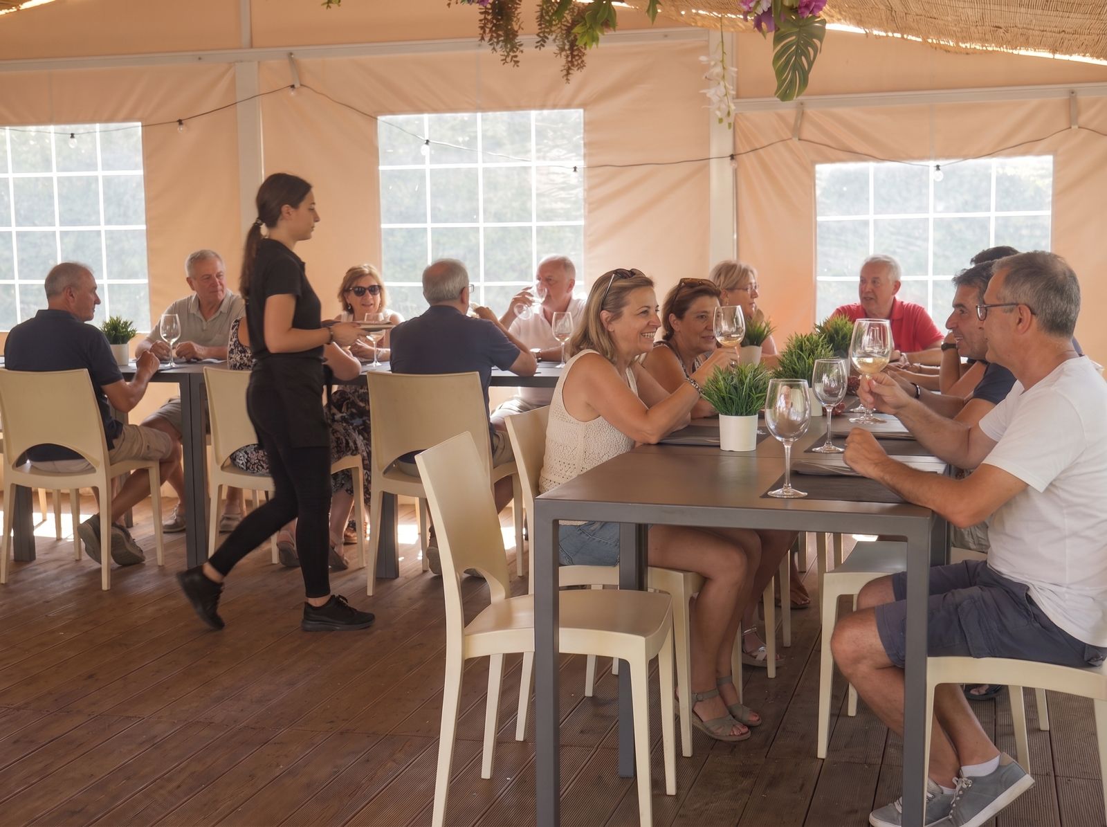 Tavolata di un evento privato con ospiti seduti a cena